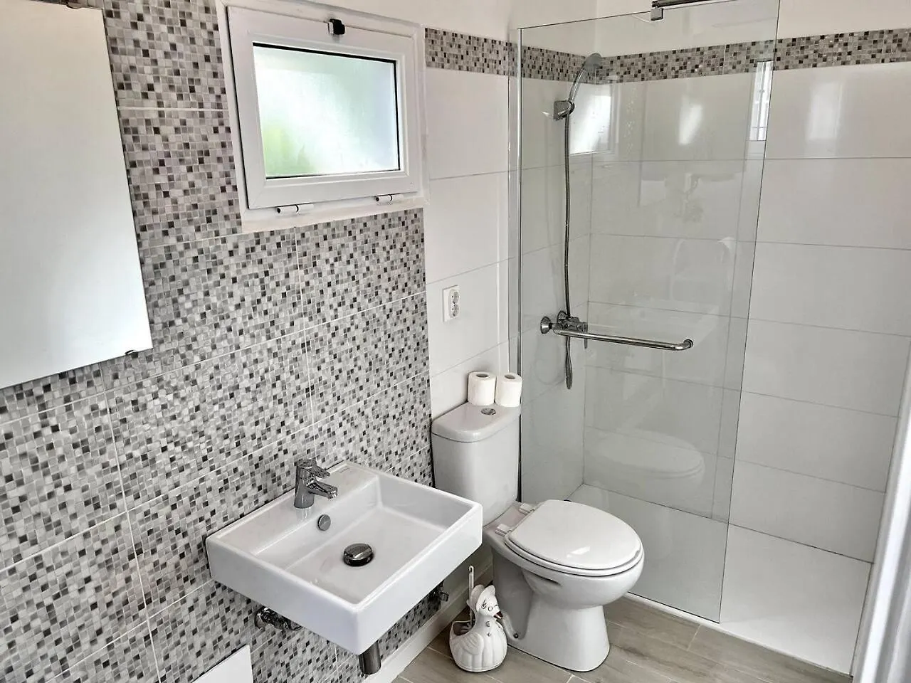 Modern Minimalist Studio With Essential Comfort Funchal  0*, Funchal (Madeira) Portugal